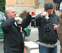 Ecoguerrieri mostrano percolato prelevato dall'autocisterna 